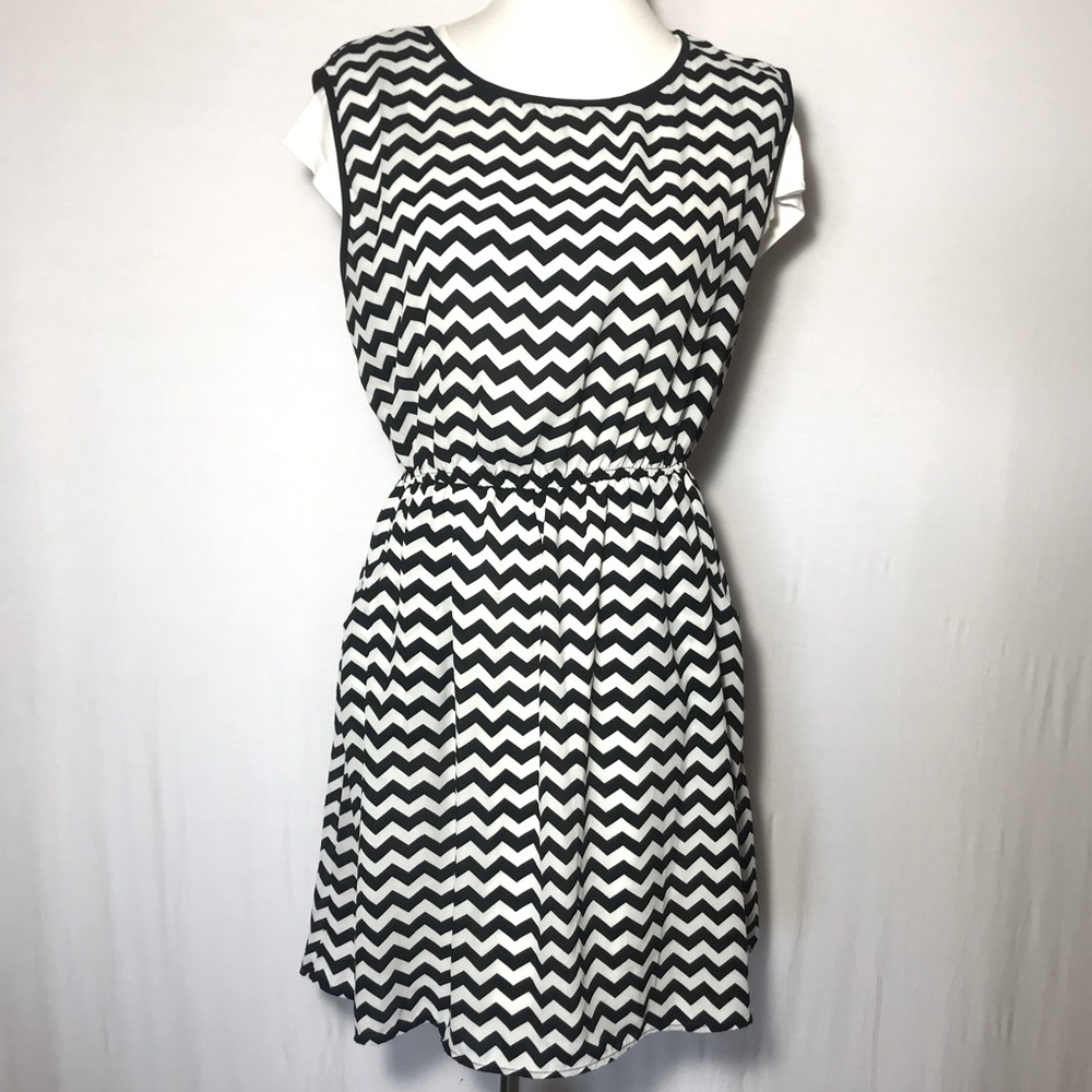 Forever 21 Black & White Chevron Mini Dress Size Large